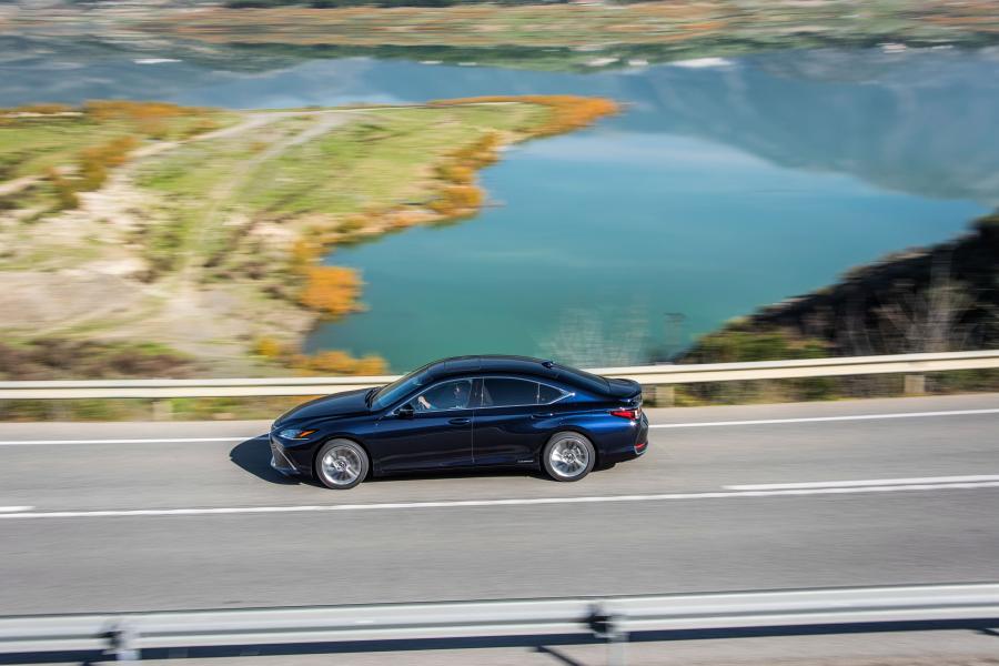  Lexus ES300h 2018 года  (WW) (фото 49 из 71)
